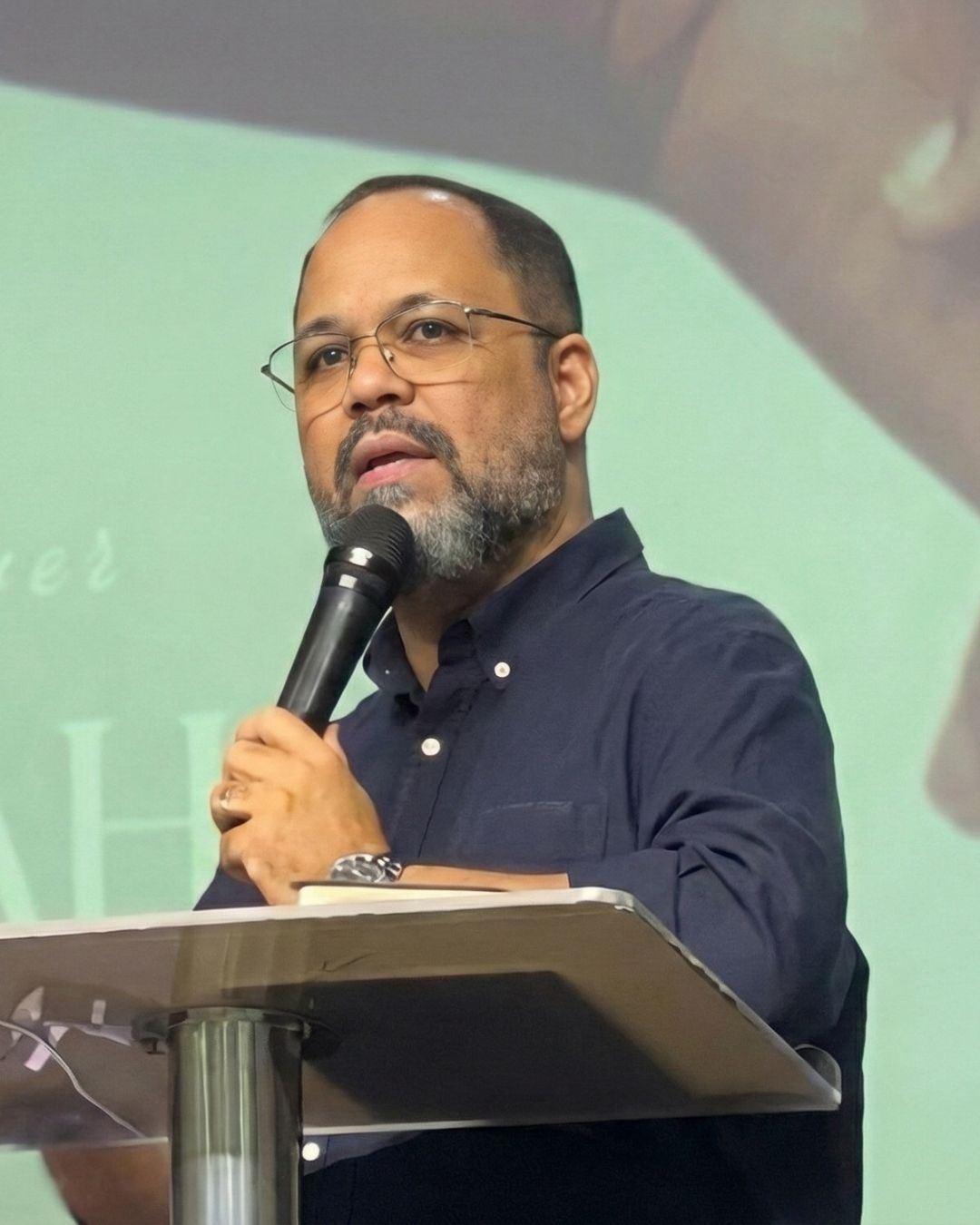Pastor Marcelo Desiderio ensinando a Bíblia
